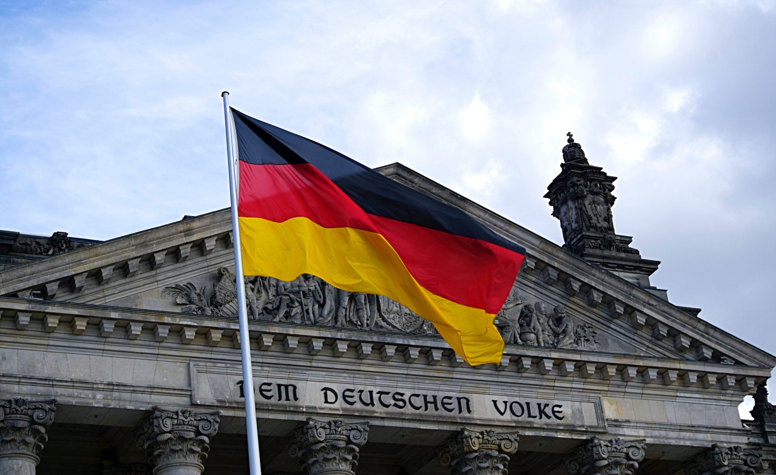 Deutschland Fahne vor Gebäude
