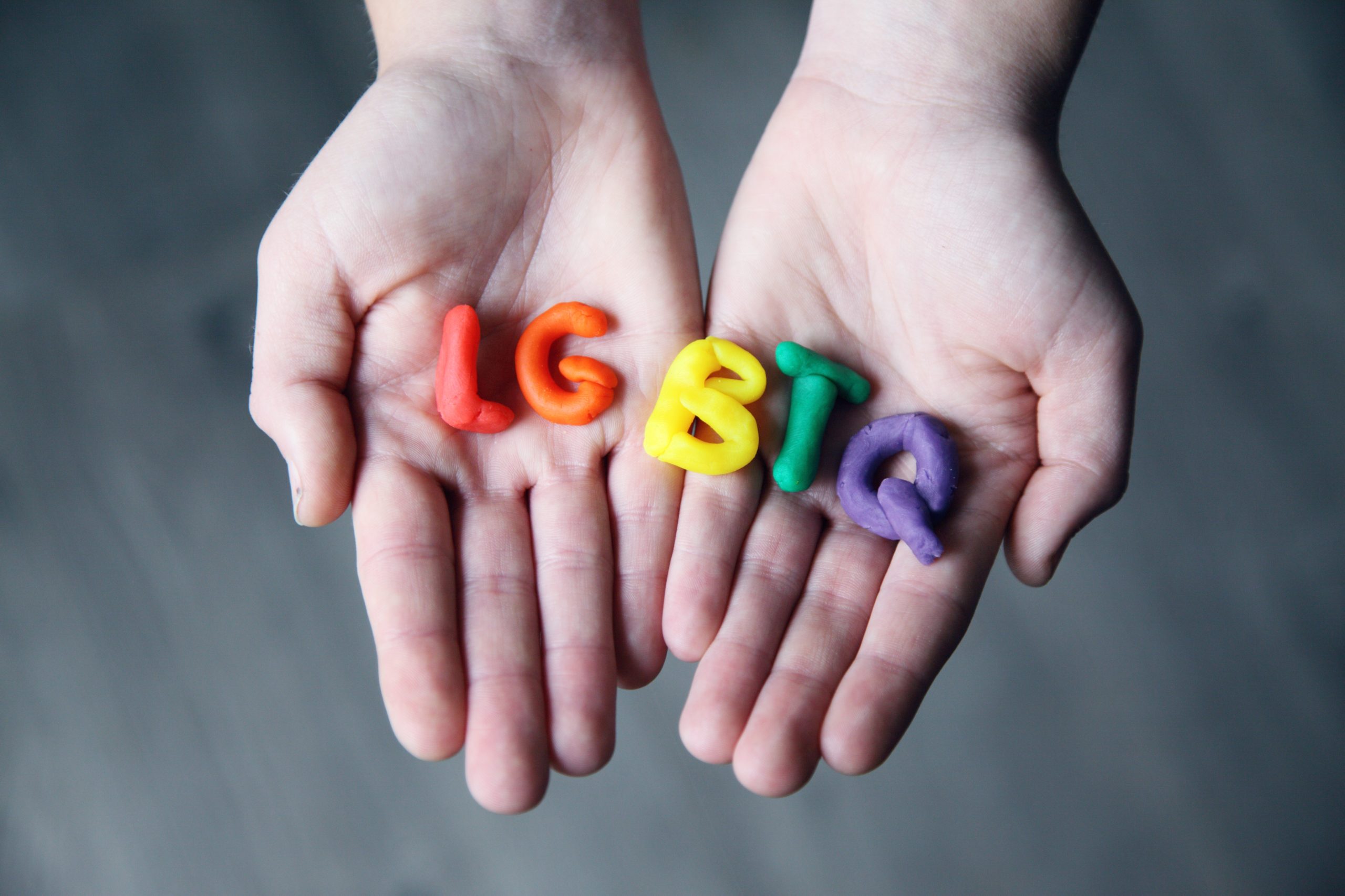 LGBTQ in bunten Buchstaben